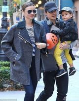 组图：米兰达-可儿新欢疑曝光 与赌业大亨乘游艇出海