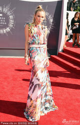 组图：霉霉齐臀短裤秀美腿 洛佩兹捆绑装狂露肉