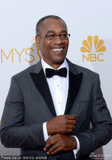 组图：乔-莫顿获艾美奖剧情类最佳男客串演员