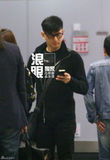 组图：吴奇隆离京 变身手机控与诗诗聊不停