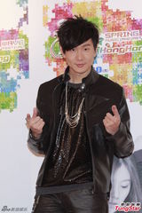 组图：无惧香港春浪遇风雨 林俊杰自夸招好天气