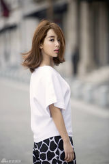 组图：杨紫【演员】夏日时尚街拍 笑容明媚气质清新