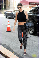 组图：米兰达出街秀性感小蛮腰 黑超遮面露甜笑