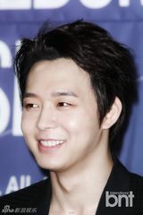 组图：JYJ举行新专发布会 露胸肌秀性感