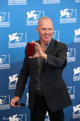 组图：《鸟人》亮相威尼斯 诺顿石头姐俏皮搞怪