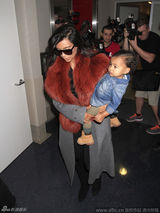 组图：卡戴珊收起性感变贵妇 奢华皮草抱娃现身