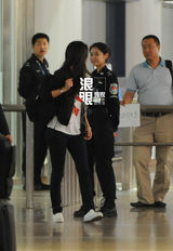 组图：汤唯回京戴口罩被认出 快餐店点餐显亲民