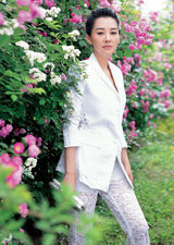 组图：许晴夏日烂漫登封面 俏皮不失优雅