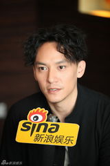 组图：张震为武侠片学耍刀 世界杯喜欢阿根廷