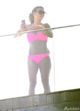 组图：英格兰队宾馆裸女比基尼香艳随处可见