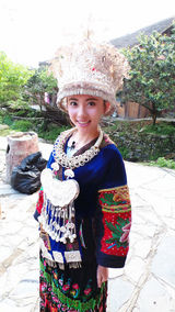 组图：《花样年华2》刘萌萌苗服民族风 展甜美笑容