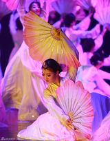 组图：武警文工团《阳光下的卫士》为党庆生