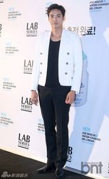 组图：Rainbow佑丽着白衬衫亮相优雅时尚