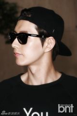 组图：韩星朴海镇返韩 黑装粉鞋酷劲十足