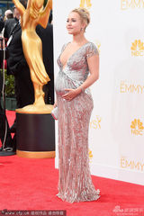 组图：海顿·潘妮蒂尔挺巨肚亮相艾美红毯