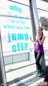 组图：邓丽欣为新歌拍MV挑战笨猪跳