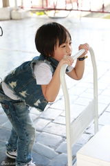 组图：熊爸萌娃集市叫卖 老爸刷脸宝贝卖萌