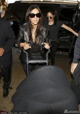 组图：卡戴珊十二箱行李现身机场 慈母显疲惫