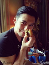 组图：杜若溪严宽法国度蜜月 秀恩爱分享甜点