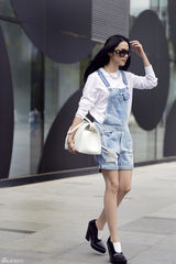 组图：姚晨英伦风格闪亮街头 演绎精英女性