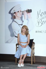 组图：幸田来未露小蛮腰催票 不停鞠躬问好