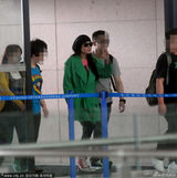 组图：张柏芝裹厚衣现身机场 身体不适频擦鼻涕