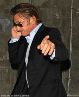 组图：塞隆黑衣平底鞋就医疑怀孕 西恩潘当爹？