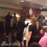 组图：比伯赛琳娜再复合 高调看电影秀甜蜜