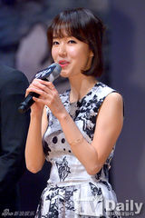 组图：李贞贤着水墨画连衣裙出席优雅含蓄