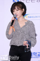 组图：佳仁担任宣传大使 豹纹上衣秀性感