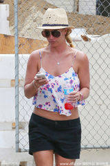 组图：布兰妮穿吊带露臀部纹身 男友贴心帮开门