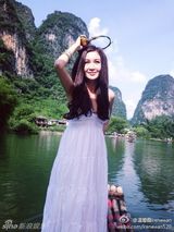 组图：48岁温碧霞与老公游桂林 低胸戴花仍美艳