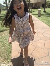 组图：姐姐Grace销魂泳装女神范 吃冰激凌花脸