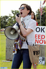 组图：海瑟薇与老公现身街头 声援被绑架女学生