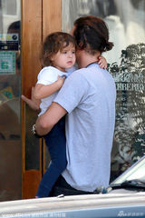 组图：奥兰多爱子心切紧抱不放 小弗林一脸郁闷