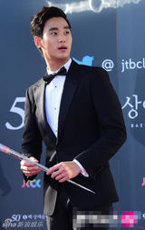 组图：全智贤百想低胸绣花粉裙唯美 金秀贤呆萌