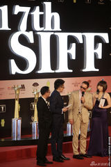 组图：尚格-云顿携《鹰之路》剧组亮相频频招手