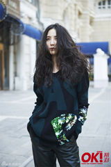 组图：小宋佳街头皮裤短裙靓丽 大秀细长美腿