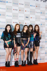 独家：韩女团同场争人气 抛胸露腿抢风头