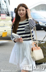 组图：MissA秀智现身机场 白裙清纯无敌