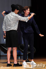 组图：《好朋友》池城朱智勋等与粉丝温馨互动