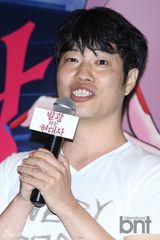 组图：李 湘 熙等出席《发光的现代史》试映会