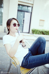 组图：马思纯街拍大片 优雅俏皮展百变青春