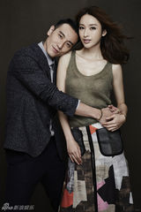 组图：张俪王阳明裸露激吻写真 上演红唇诱惑