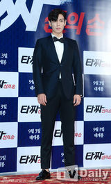 组图：BigBang TOP亮相试映会 西装领结十分帅气