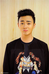 组图：余少群卖萌玩不停 霸气皇帝变萌神