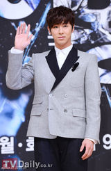 组图：权相佑神起允浩等宣传开年大戏《野王》