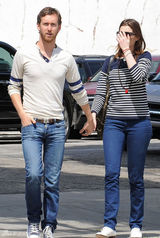 幻灯：安妮-海瑟薇打扮甜美与男友外出 面露囧表情