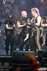 组图：罗志祥香港开唱 谭咏麟相挺当和事佬