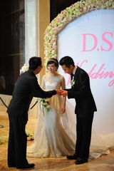 高清图：孙俪邓超上海大婚 新人现身当众亲吻